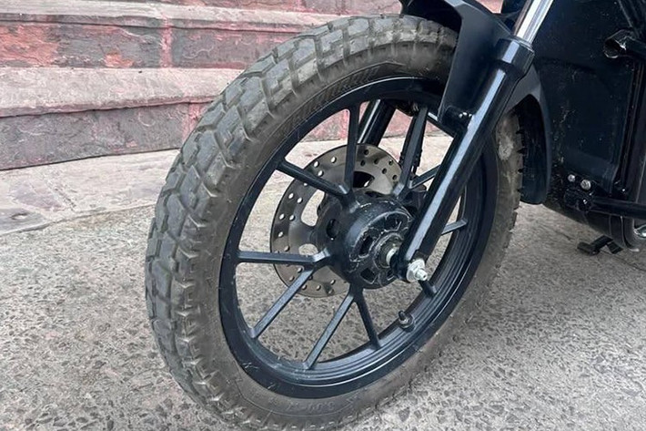 Xe có 4 chế độ lái, khả năng leo dốc lên đến 30 độ, sử dụng hệ truyền động bằng xích, và có tải trọng tối đa 250 kg (bao gồm người lái). Một số trang bị đáng chú ý khác gồm một màn hình hiển thị kích thước 6.3 inch.