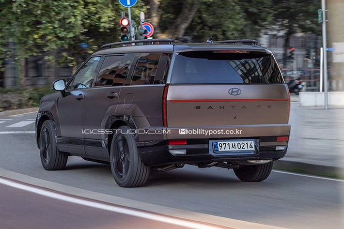 Hình ảnh do nhà thiết kế kỹ thuật số NYMammoth thực hiện. Trong bản phác thảo này, SantaFe facelift được tái thiết kế phần đầu xe với cụm đèn LED dạng dọc thay cho họa tiết chữ “H” đặc trưng, lưới tản nhiệt biến thành "biển ánh sáng" với hiệu ứng LED ấn tượng.