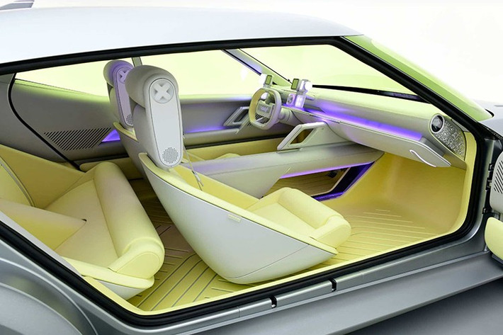 Không gian bên trong mang phong cách tối giản, điểm xuyết bằng đèn nội thất đổi màu và vật liệu trang trí mềm mại. Xe hỗ trợ hệ thống hỗ trợ lái nâng cao cấp độ 2, giúp người dùng di chuyển an toàn và thoải mái hơn trong điều kiện giao thông đô thị.