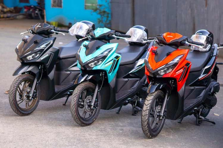 Vừa ra mắt thị trường Đông Nam Á vào tháng 12/2025, mẫu xe tay ga Honda Vario 125 2026 thế hệ mới đã nhanh chóng được các cửa hàng tư nhân đưa về Việt Nam để đón đầu nhu cầu mua xe chơi Tết Nguyên đán. Đây là thế hệ thứ 5 của mẫu xe với thiết kế hoàn toàn mới, nhưng nền tảng bên dưới tương tự.