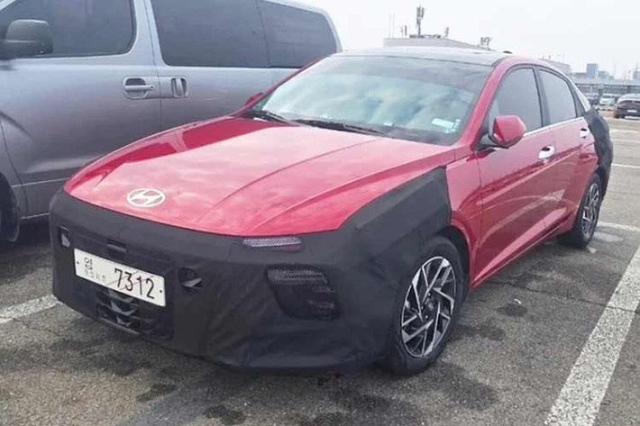 Hyundai Motor Ấn Độ đang chuẩn bị giới thiệu phiên bản nâng cấp Verna 2026 - hay còn được bán ở Việt Nam và nhiều thị trường dưới tên Accent. Dự kiến ​​mẫu sedan phân khúc B được cập nhật sẽ ra mắt vào khoảng tháng 3/2026.