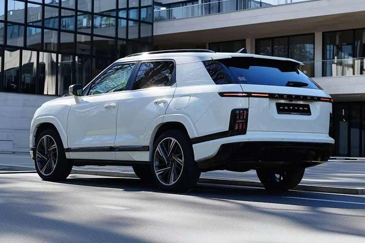 Actyon Hybrid K60 2026 mới cũng được bổ sung thêm các tiện ích như camera 3D 360 độ, cửa sổ trời toàn cảnh với tấm kính phía trước có thể nghiêng và trượt, tấm che nắng điện, rèm cửa sau, hoặc bộ sạc điện thoại không dây.