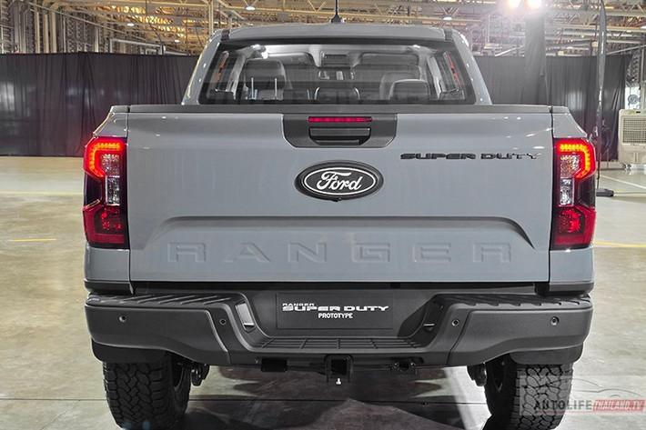 Điểm đáng chú ý là toàn bộ khung gầm, hệ thống treo và truyền động được thiết kế lại hoàn toàn để đáp ứng khả năng chịu tải nặng. Xe có tải trọng bản thân từ 2.512 đến 2.675 kg, sức tải hàng hóa lên tới 1.982 kg và tổng tải trọng (GVM) đạt 4,5 tấn – tăng đáng kể so với các phiên bản Ranger thông thường.