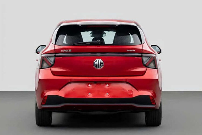 Về ngoại hình, MG4 Anxin Edition không thay đổi nhiều về thiết kế so với MG4 hiện tại. Xe vẫn giữ nguyên kiểu dáng hatchback thân rộng, thiết kế đầu xe lấy cảm hứng từ MG Cyberster, kèm logo MG phát sáng. Kích thước Dài x Rộng x Cao giữ nguyên 4.395 x 1.842 x 1.551mm, trục cơ sở 2.750mm. Phiên bản này sẽ to lớn hơn mẫu MG4 đang bán tại Việt Nam.