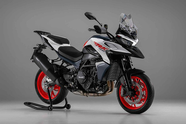 Benelli TRK 902 Stradale là một mẫu xe mang đậm phong cách sport-tourer và được xem như phiên bản “hợp túi tiền” của Ducati Multistrada. Xe được phát triển dựa trên khung gầm của TRK 902 Xplorer nhưng đã được tối ưu hóa để phục vụ chủ yếu cho việc di chuyển trên đường phố.