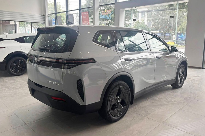 VF MPV 7 được định vị là phiên bản cao cấp của VinFast Limo Green, mẫu xe đang giữ vị trí dẫn đầu phân khúc MPV tại Việt Nam. Việc ra mắt bản MPV 7 cho thấy VinFast muốn mở rộng dải lựa chọn, phục vụ những khách hàng sẵn sàng chi trả cao hơn để đổi lấy trang bị và trải nghiệm tốt hơn.