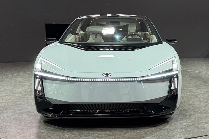 Phần đầu xe của Corolla Concept được áp dụng phong cách thiết kế "cá mập đầu búa" quen thuộc của Toyota nhưng được tinh chỉnh lại với cụm đèn LED kéo dài toàn chiều rộng kết hợp giữa các đường chiếu sáng ngang và dọc. Lưới tản nhiệt truyền thống đã biến mất, thay bằng khe hút gió hẹp ở cản trước và khe gió nhỏ dưới kính chắn gió.