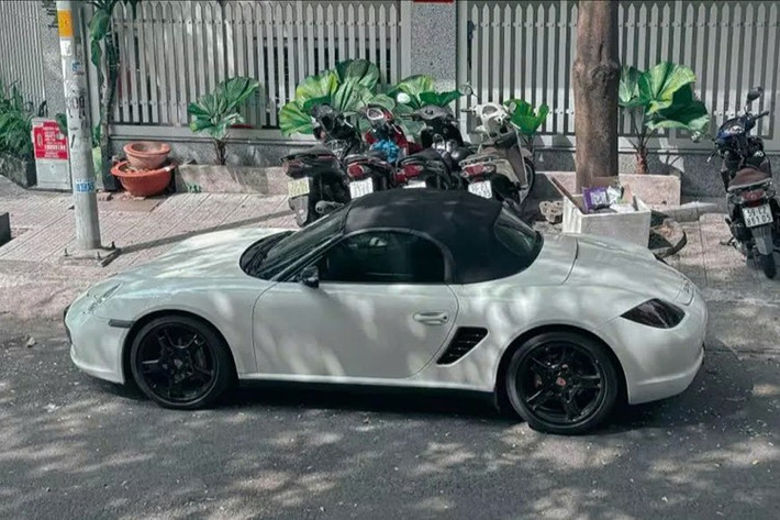 Rõ ràng là với các tay chơi xe thể thao nói chung, và dân chơi Porsche nói riêng, sở hữu 1 chiếc xe số sàn là mơ ước, đúng chất để trải nghiệm cảm giác rê côn vào số. Theo như chia sẻ của chủ nhân, 1 nhà sưu tập xe đã ngỏ giá rất tốt nhưng anh chưa có ý định bán lại, vì xe này quá hiếm, nên bán đi sẽ tiếc.