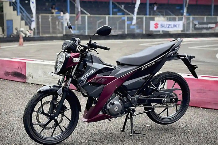 Tại Indonesia, Suzuki Satria 2025 được phân phối hai phiên bản, giá bán từ 31 - 34,9 triệu rupiah (tương đương 49 - 55,2 triệu đồng). Sau thị trường Indonesia, Satria 2026 dự kiến sẽ gia nhập thị trường Việt Nam trong thời gian tới, đây cũng là một trong số ít những dòng xe máy vẫn còn được Suzuki phân phối tại Việt Nam.