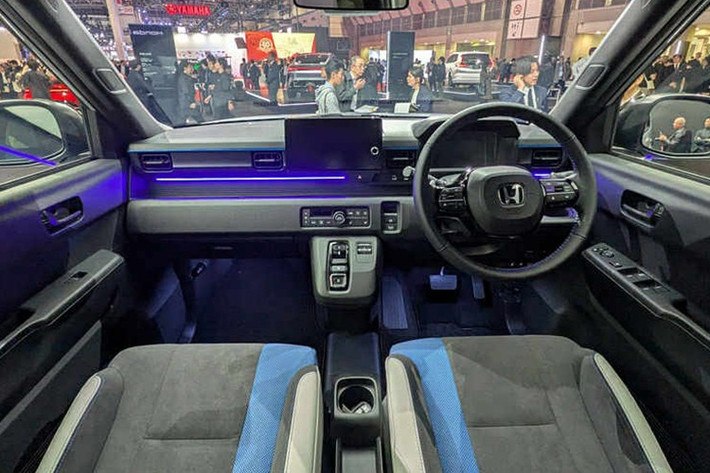 Bên trong Super-One là không gian nội thất mang phong cách tối giản và gọn gàng hơn so với Honda e. Xe sử dụng hai màn hình cỡ vừa cho cảm giác truyền thống hơn. Theo Honda, mặt táp-lô nằm ngang giúp giảm “nhiễu thị giác” và mở rộng tầm nhìn, từ đó tăng cường khả năng tập trung của người lái.