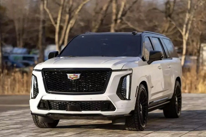 Với giá bán 209.900 USD, chiếc Escalade ESV-V nâng cấp này có mức giá cao hơn đáng kể so với giá bán lẻ đề xuất tiêu chuẩn là 129.620 đô la. Mức giá bán ra còn cao hơn giá bán của Maybach GLE, mẫu xe có giá khởi điểm 179.600 USD của Mercedes-Benz. Trong khi đó, siêu SUV Lamborghini Urus có giá khoảng 200.000 USD.