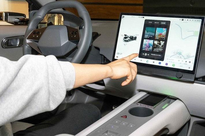 Các chi tiết nút bấm vật lý đã được tinh giản tối đa, cho thấy Hyundai đang hướng đến một khoang lái số hóa hoàn toàn. Mặc dù khu vực bảng táp-lô vẫn đang được che kín, Tucson 2027 sẽ là mẫu xe đầu tiên tích hợp hệ điều hành Pleos OS – nền tảng phần mềm mới do Hyundai phát triển, tối ưu cho trải nghiệm kỹ thuật số trên xe.