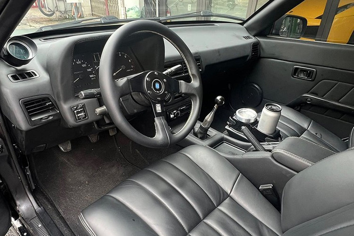 Bên trong xe, nội thất đã được làm mới khá nhiều như ghế, táp-lô, táp-pi… Một số bộ phận như vô-lăng, cần số được độ lại theo phong cách "xe chơi" hơn. Bảng đồng hồ là bộ phận hiếm hoi được giữ nguyên bản.