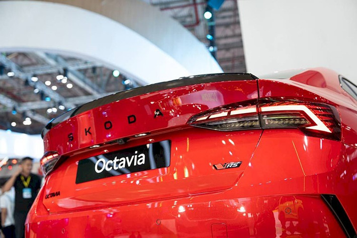 Đuôi xe được trang bị cụm đèn LED cỡ lớn kéo dài từ hông xe vào tới cốp, kết hợp với dòng chữ “SKODA” nổi bật. Skoda Octavia 2025 ban RS tạo sự khác biệt bằng cản trước/sau hầm hố hơn.
