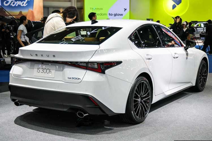 Theo đó, xe đã được nâng cấp ở lưới tản nhiệt, đèn pha và cản trước/sau. Ngoài ra, mẫu xe sedan dạng sang nỳ sở hữu logo chữ L của hãng trên cửa cốp sau đã được thay bằng dòng chữ "Lexus". Hệ thống gạt mưa tự động cũng đã được trang bị trên phiên bản mới.