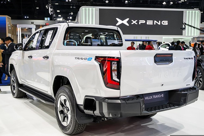 Tại Thái Lan, Hilux Travo 2026 được phân phối với nhiều cấu hình đa dạng, từ cabin đơn, cabin mở rộng cho đến cabin đôi, đi kèm các tùy chọn dẫn động cầu sau hoặc hai cầu. Mức giá khởi điểm từ khoảng 767.000 Baht (624 triệu đồng) và có thể lên tới 1,491 triệu Baht (khoảng 1,2 tỷ đồng) đối với phiên bản thuần điện Travo-e.