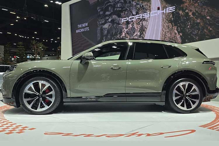 Xe được phân phối với hai phiên bản, trong đó bản Turbo cao cấp có giá khoảng 109.000 USD (tương đương khoảng 2,85 tỷ đồng). Theo hãng, Cayenne Electric không phải là phiên bản chuyển đổi từ bản chạy xăng mà được phát triển trên một nền tảng khung gầm mới.