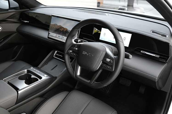 Tương tự ngoại thất, nội thất của BYD Seal 6 cũng mang phong cách đơn giản. Tại đây, xe có những trang bị tiêu chuẩn như vô lăng bọc da, tích hợp phím chức năng, ghế bọc da tổng hợp, ghế lái chỉnh điện 6 hướng, ghế phụ lái chỉnh cơ 4 hướng, hàng ghế sau ghế sau gập 60:40, bảng đồng hồ kỹ thuật số 8,8 inch...