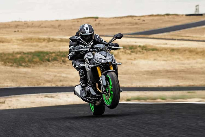 Xe sẽ sử dụng bộ mâm trước 17 inch kích thước lốp trước là 120/70 ZR17 M/C (58W), lốp sau là 190/50 ZR17 M/C (73W). Kích thước xe dài x rộng x cao đạt 2.055 x 825 x 1.085 mm, chiều dài cơ sở 1440mm, khoảng sáng gầm 125mm, chiều cao yên 815mm, nặng 221kg.