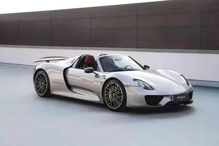 Chiếc Porsche 918 Spyder trong bài viết này có màu sơn xám, 2 phần mui xe có thể tháo rời bằng carbon, khi mái nhà được tháo xuống, người dùng có thể cất gọn vào trong khoang hành lý phía trước của chiếc xe Porsche 918 Spyder. Nội thất xe có màu đỏ.