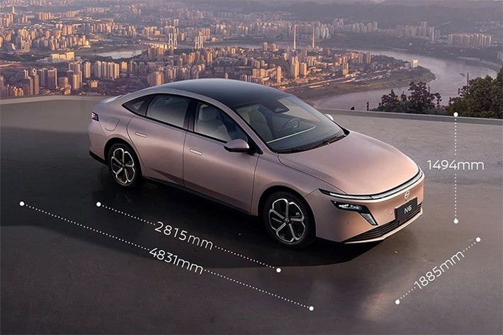 Cụm đèn pha boomerang tạo dấu ấn nhận diện riêng. Xe có kích thước dài 4.831 mm, rộng 1.885 mm, cao 1.491 mm, trục cơ sở 2.815 mm, thuộc phân khúc sedan cỡ trung.