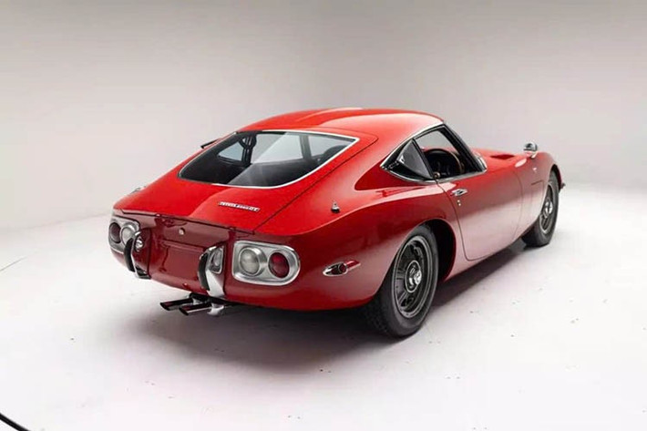 Mẫu 2000GT được sản xuất trong ba năm, nhưng Toyota chỉ lắp ráp được 351 chiếc. Chỉ có 54 chiếc được bán tại Mỹ, nơi giá khởi điểm của 2000GT là 7.150 đô la (khoảng 70.600 đô la theo giá năm 2025). Chiếc xe thể thao Nhật Bản này đắt hơn đáng kể so với Jaguar E-Type.