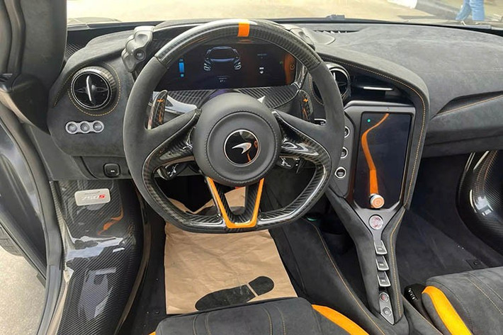 Không gian nội thất tiếp tục thể hiện triết lý cá nhân hóa với các điểm nhấn màu cam trên chỉ khâu, vô-lăng, bàn đạp, thảm sàn và tựa đầu dập nổi mới. Ghế đua Carbon Fiber sử dụng cấu trúc hai lớp cải tiến, giúp giảm 33% trọng lượng so với ghế tiêu chuẩn, mỗi vỏ ghế chỉ nặng 3,35 kg.