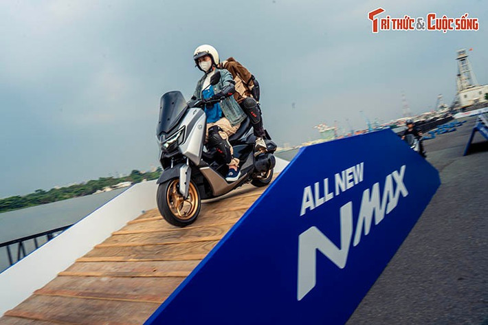 Hệ thống treo được tinh chỉnh với hành trình giảm xóc sau tăng thêm 5 mm, giúp cải thiện độ êm ái và ổn định khi di chuyển trên quãng đường dài hoặc trong điều kiện tải nặng.