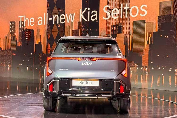 Phần đầu xe nổi bật với cụm đèn LED mới và dải đèn định vị ban ngày Star Map, trong khi thân xe được nhấn mạnh bằng các mảng ốp nhựa cỡ lớn, tạo cảm giác khỏe khoắn và hiện đại. Đuôi xe được làm mới đáng kể với cụm đèn hậu LED mới và cửa hậu được tinh chỉnh lại.