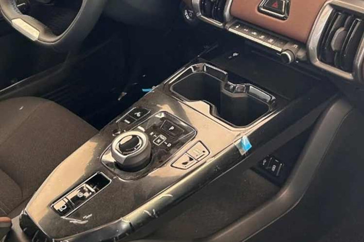 Toyota cũng trang bị sẵn cho khách hàng bộ sạc đi kèm khi mua xe, bao gồm bộ sạc treo tường công suất 7,4 kW và bộ sạc di động 3,6 kW, giúp người dùng thuận tiện hơn trong quá trình sử dụng và sạc pin tại nhà hoặc khi di chuyển.