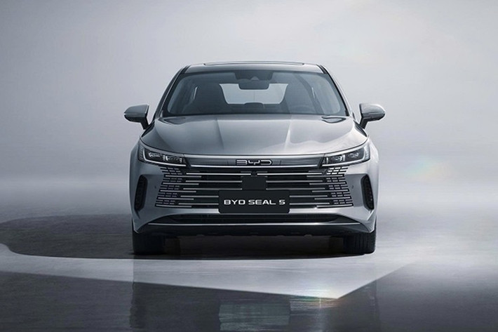 Việt Nam là một thị trường đầy tiềm năng, nơi nhu cầu về xe xanh đang tăng trưởng mạnh mẽ. Việc giới thiệu BYD SEAL 5 là bước đi tiếp theo trong chiến lược mang đến danh mục sản phẩm đa dạng, đáp ứng xu hướng tiêu dùng hiện đại.