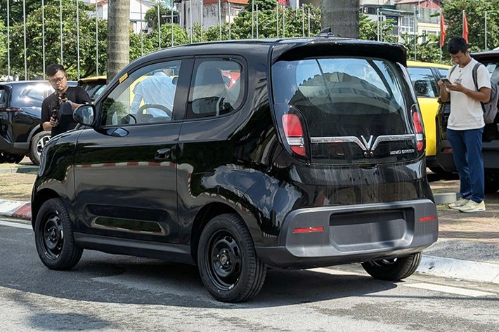 Ngoại hình của mẫu xe điện mini nhà Vinfast này mang phong cách hiện đại với các đường bo tròn mềm mại, điểm nhấn là dải đèn LED ban ngày cá tính.