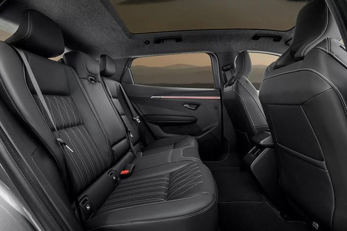 Hàng ghế sau có thể gập linh hoạt, mở rộng thể tích khoang hành lý từ 478 đến 1.670 lít, cùng gói hỗ trợ lái bán tự động giúp tăng độ an toàn khi di chuyển đường dài.