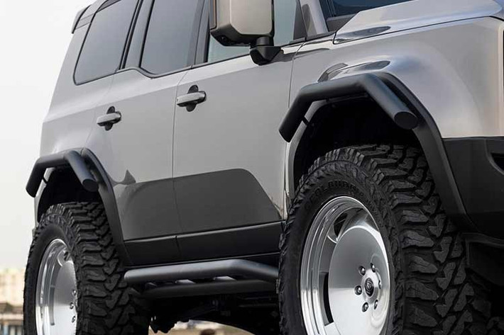 Để có thể chịu đựng được hầu hết mọi thứ mà thiên nhiên hoang dã có thể mang đến, Land Cruiser giờ đây có chiều cao gầm cao hơn tiêu chuẩn 7 inch (178 mm), nhờ hệ thống treo có thể điều chỉnh độ cao và bộ đệm JAOS rất ấn tượng phải không.