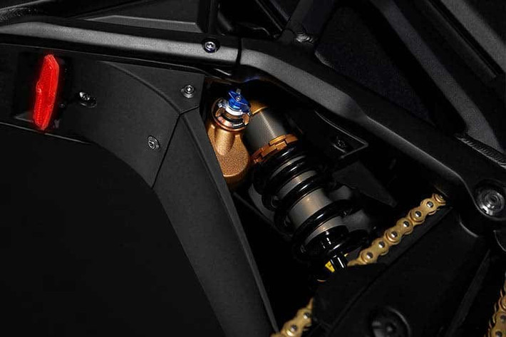 Theo thông tin từ nhà sản xuất, Komodo được trang bị động cơ điện đặt giữa cung cấp công suất cực đại 32 kW, gần gấp đôi so với các mẫu xe điện địa hình phổ biến hiện nay. Công suất này tương đương một chiếc xe máy 450cc bốn thì, đi kèm mô-men xoắn cao giúp xe dễ dàng vượt qua các địa hình phức tạp.