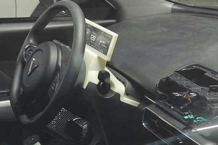 Ngoài ra, gương chiếu hậu cũng trở nên hiện đại hơn với tính năng chỉnh điện, gập điện và tích hợp đèn báo rẽ, xóa bỏ vẻ đơn điệu của phiên bản chạy dịch vụ trước đó. Về kích thước tổng thể, xe vẫn giữ nguyên sự gọn gàng nhưng đầm chắc với khối lượng khoảng 1.875 kg.