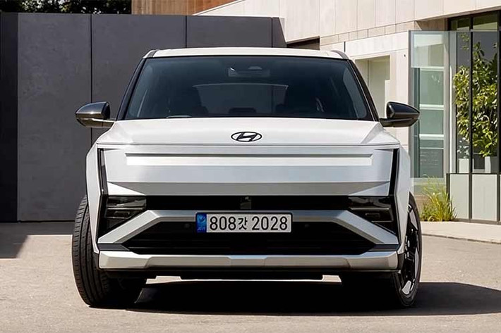 Tucson thế hệ mới: SUV chiến lược nâng cấp toàn diện ﻿Tucson – một trong những mẫu SUV quan trọng nhất của Hyundai – sẽ ra mắt thế hệ mới vào tháng 8 tại Hàn Quốc, trước khi có mặt tại Mỹ thông qua Triển lãm ô tô Los Angeles vào tháng 11. Xe được kỳ vọng sở hữu thiết kế ngoại thất mới mẻ, nội thất tái cấu trúc với hệ thống Pleos Connect, và mở rộng các tùy chọn hybrid lẫn plug-in hybrid. Đặc biệt, Hyundai xác nhận sẽ có phiên bản hiệu năng cao Tucson N vào năm 2027.