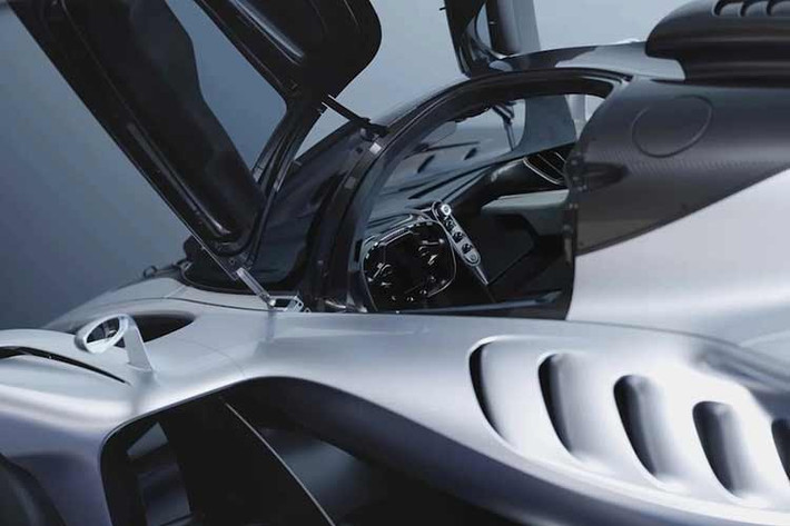 Phần thân xe tiếp tục thể hiện rõ ảnh hưởng từ các mẫu xe F1, với những đường hầm gió và bề mặt khí động học phức tạp. Cửa hút gió trên nóc xe được mở rộng, đóng vai trò dẫn luồng không khí hiệu quả hơn vào khối động cơ đặt giữa.