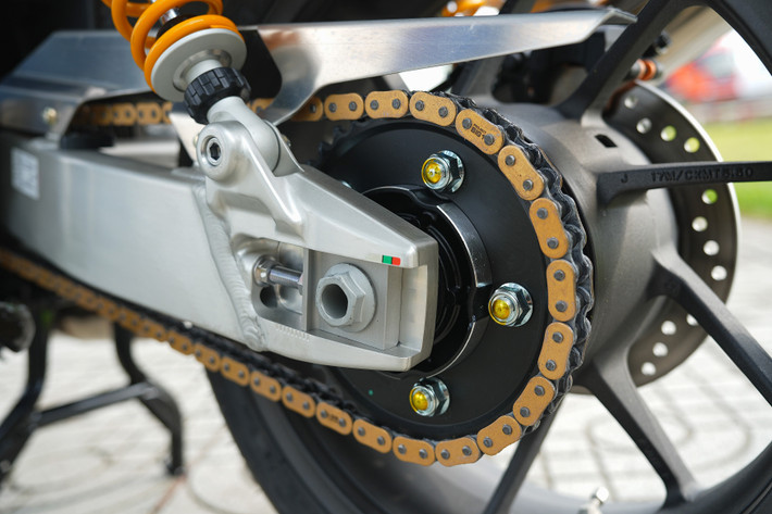 Ngoài ra, Honda còn trang bị cho CB1300SF SP Final Edition hệ thống phanh Brembo gồm phanh đĩa đôi trên bánh trước có lồng phanh màu vàng, tích hợp hệ thống chống bó cứng phanh ABS. Bánh sau dùng phanh đĩa đơn.