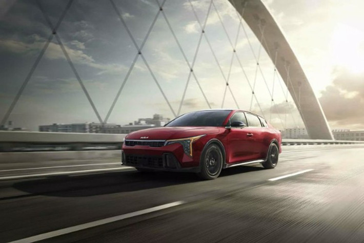 Đáng chú ý, các công nghệ hỗ trợ người lái như cảnh báo và hỗ trợ tránh va chạm phía trước, hỗ trợ đèn pha tự động, ga tự động thông minh có chức năng Stop &amp; Go, hỗ trợ giữ làn, hỗ trợ bám làn, cảnh báo hành khách phía sau và camera lùi với vạch hướng dẫn đều được trang bị tiêu chuẩn.