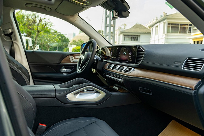 Hệ thống hỗ trợ điều khiển giọng nói “Hey Mercedes”, hệ thống âm thanh Burmester® 13 loa công suất 590W, kết hợp công nghệ Dolby Atmos, công nghệ dẫn đường MBUX Navigation Plus tích hợp bản đồ Việt Nam và tính năng AR Navigation, hiển thị hình ảnh thực tế tăng cường từ camera trước ngay trên màn hình trung tâm.