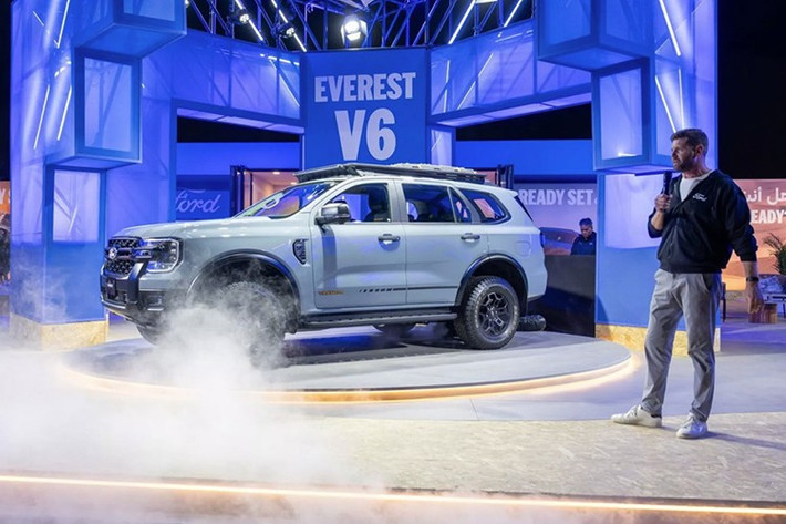 Mẫu xe SUV Ford Everest Tremor 2026 được ra mắt trong khuôn khổ Liwa International Festival tổ chức tại Al Dhafra, Abu Dhabi. Theo xác nhận từ Ford, Everest Tremor V6 sẽ không được phân phối toàn cầu mà là phiên bản giới hạn cho một số thị trường chọn lọc tại khu vực Trung Đông.
