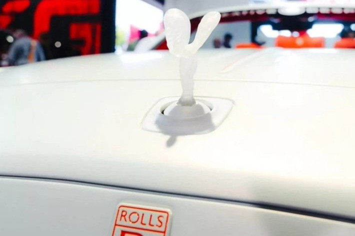 Sự phá cách tiếp tục kéo dài sang hai bên thân xe. Venuum trang bị ốp hông trước và sau mới, kết hợp với bệ cửa mở rộng quá khổ. Những thay đổi này khiến xe trông càng dài và đồ sộ. Hợp tác với hãng Creative Bespoke đến từ Mỹ, Venuum còn lắp bộ mâm đặc với thiết kế phay xước. Phong cách này gợi nhớ đến các bộ mâm khí động lực học cổ điển, nhưng chắc chắn sẽ gây nhiều tranh cãi.