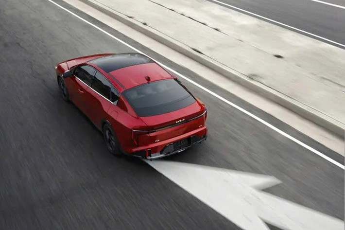 Dù là phiên bản tiêu chuẩn, K4 LX vẫn sở hữu danh sách trang bị an toàn khá đầy đủ trong phân khúc. Xe được trang bị đèn pha LED, mâm thép 16 inch, điều hòa, hệ thống âm thanh 4 loa, màn hình hiển thị thông tin 4 inch và màn hình giải trí trung tâm 12,3 inch.