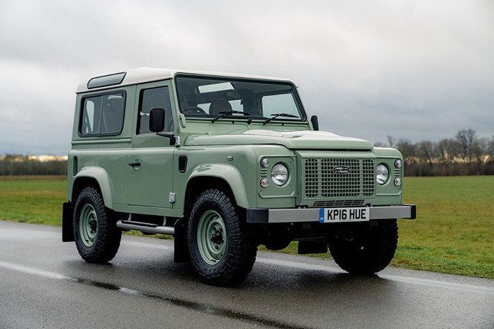 Được sản xuất cho đến tháng 1/2016, dòng xe Defender đã có sự ra mắt của ba phiên bản đặc biệt giới hạn. Các mẫu xe này được gọi là Heritage, Adventure và Autobiography, và phiên bản Land Rover Defender 90 Heritage Edition cuối cùng hiện đang được Collecting Cars bán đấu giá.