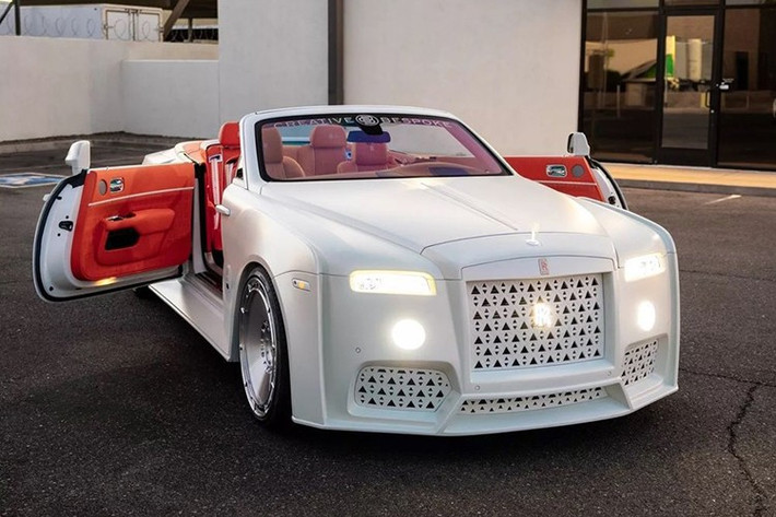 Không rõ xe có giá bán của chiếc xe siêu sang độ cá tính này ra sao nhưng trên thị trường xe cũ, một chiếc Rolls-Royce Dawn đang được rao bán quanh mức 200.000 USD (tương đương khoảng 5,26 tỷ đồng).