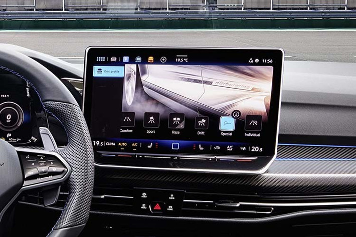 Bản R-Line và các bản GTI sở hữu ngoại hình thể thao với thiết kế lưới tản nhiệt lớn, mâm xe kích thước từ 18 đến 19 inch tùy phiên bản, cùng những đường nét góc cạnh gợi nhớ đến phong cách của mẫu SUV Tiguan Allspace.