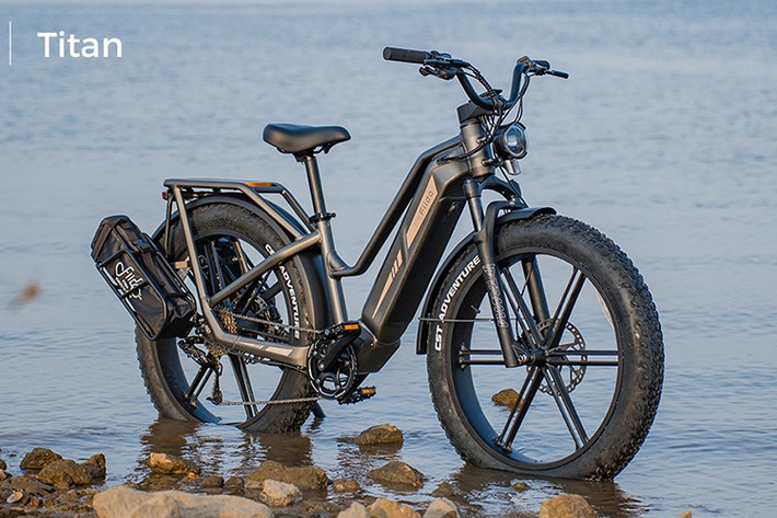 Fiido Titan ﻿Fiido Titan là một chiếc xe đạp điện "quái vật" với khả năng mang ba pin, cho phạm vi hoạt động lên tới 374 km và tải trọng tối đa 200 kg, khiến nó trở thành lựa chọn lý tưởng cho những chuyến đi dài chở nặng.