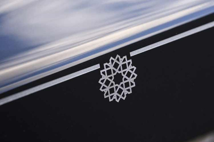 Quy trình này đòi hỏi sự tỉ mỉ tuyệt đối khi tia laser phải xuyên qua lớp sơn bề mặt ở độ sâu chính xác từ 145 đến 190 micron để lộ ra lớp màu tương phản bên dưới, tạo nên hiệu ứng thị giác ba chiều đầy mê hoặc mà vẫn đảm bảo độ bền tối đa cho lớp sơn xe.