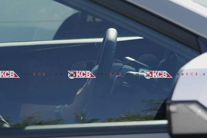 Ở phía sau, dù được ngụy trang kỹ, nhưng nhiều chi tiết cho thấy Elantra mới có thể mang phong cách tương đồng với một số mẫu Cadillac nhờ cụm đèn hậu dọc và đèn xi-nhan nằm ngang. Cản sau tròn trịa kết hợp cánh gió lớn hứa hẹn tăng tính khí động học cho xe.